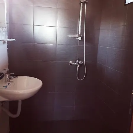 Riskyoff Hotel